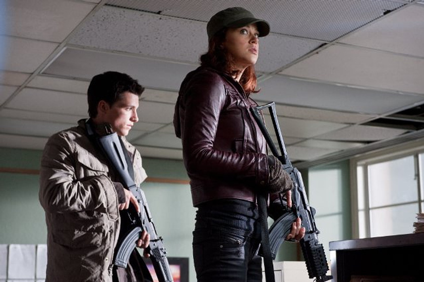 Josh Hutcherson y Adrianne Palicki en Amanecer Rojo