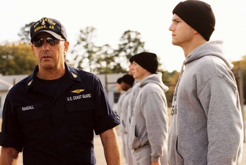 Kevin Costner y Ashton Kutcher en Guardianes de Altamar