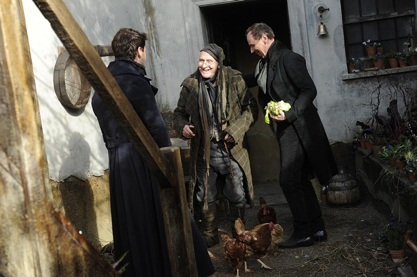 Ewen Bremner, Jeremy Irvine y Ralph Ineson en Grandes Esperanzas