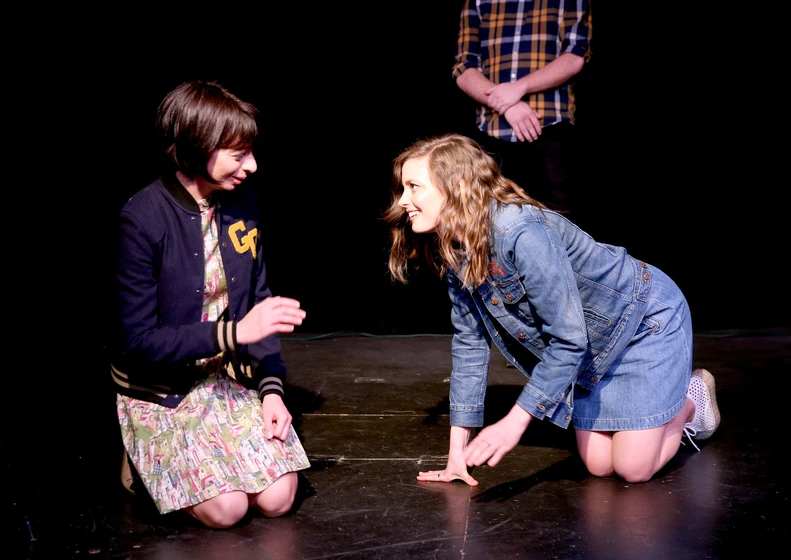 Gillian Jacobs y Kate Micucci en no-lo-pienses