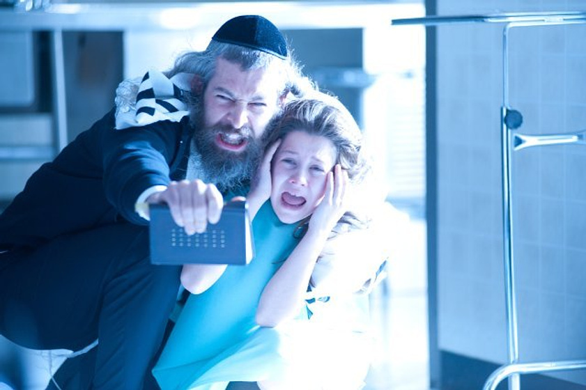 Natasha Calis y Matisyahu en The Possession (El origen del mal)