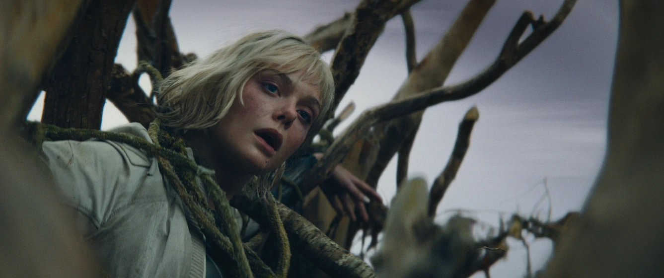 Elle Fanning en predator-badlands
