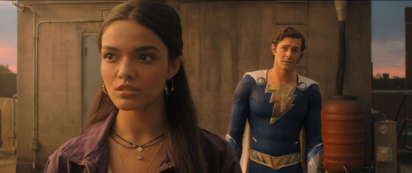 Adam Brody y Rachel Zegler en ¡Shazam! La Furia de los Dioses