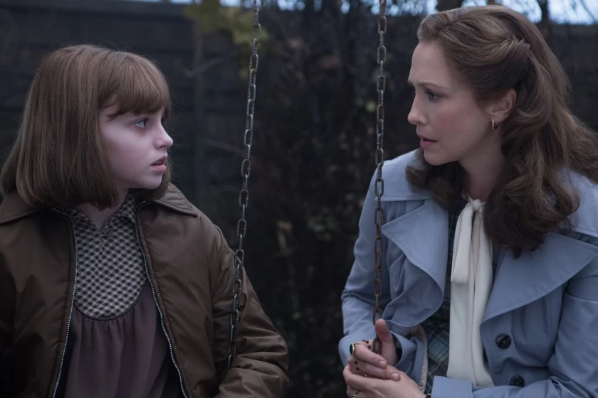 Vera Farmiga y Madison Wolfe en expediente-warren-el-caso-enfield