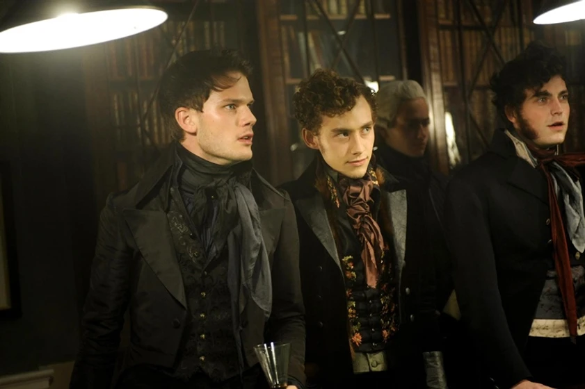 Olly Alexander y Jeremy Irvine en Grandes Esperanzas