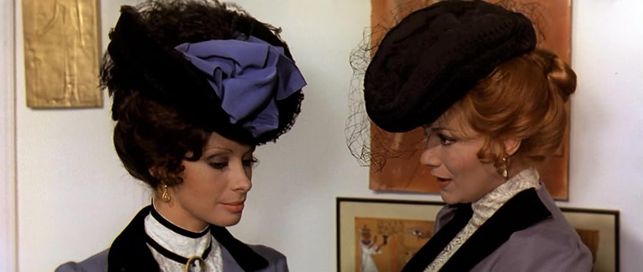 María Silva y Rina Ottolina en La Venganza de la Momia