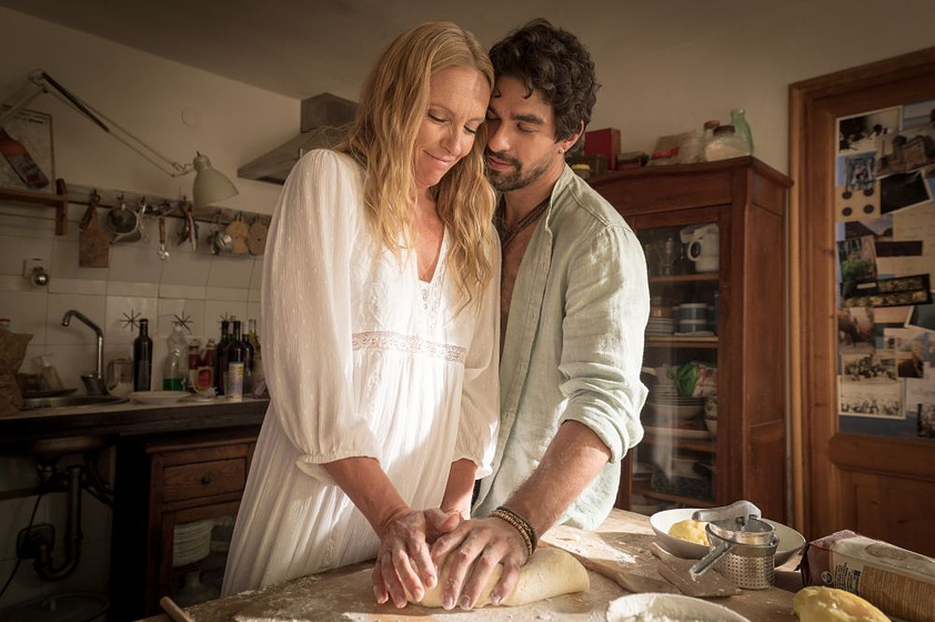 Toni Collette y Giulio Corso en Mafia Mamma