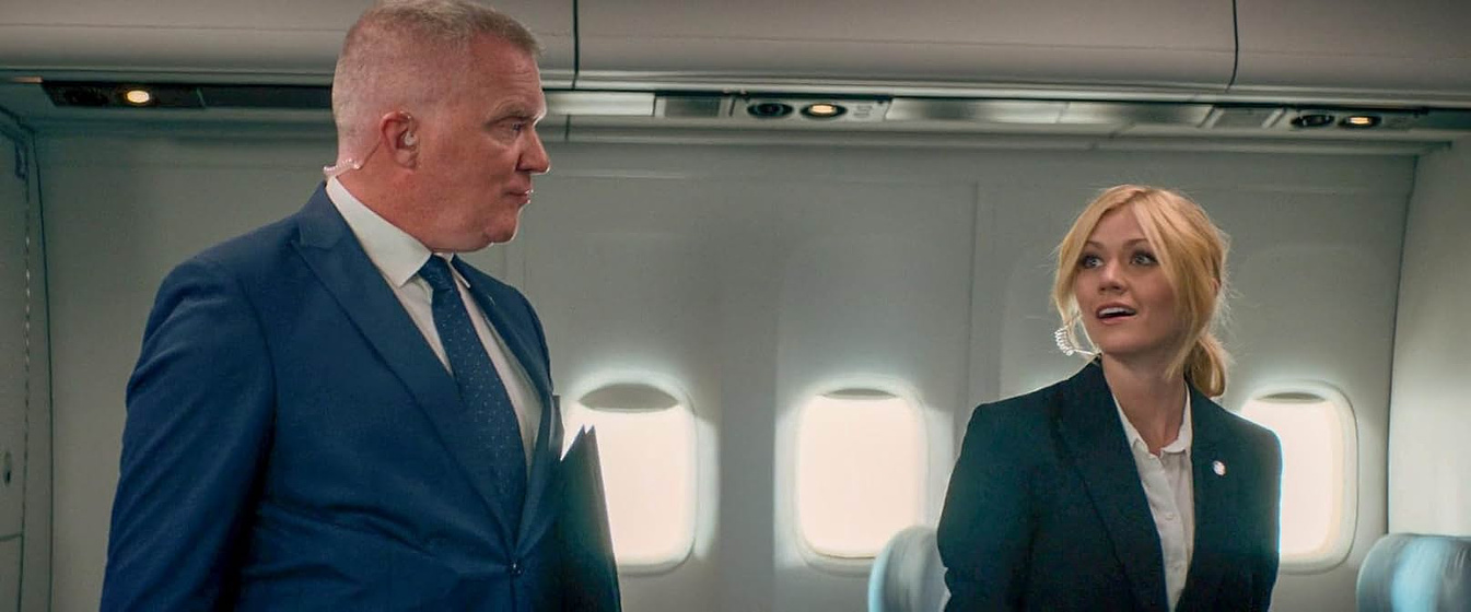 Anthony Michael Hall y Katherine McNamara en Air Force One: Secuestro Aéreo