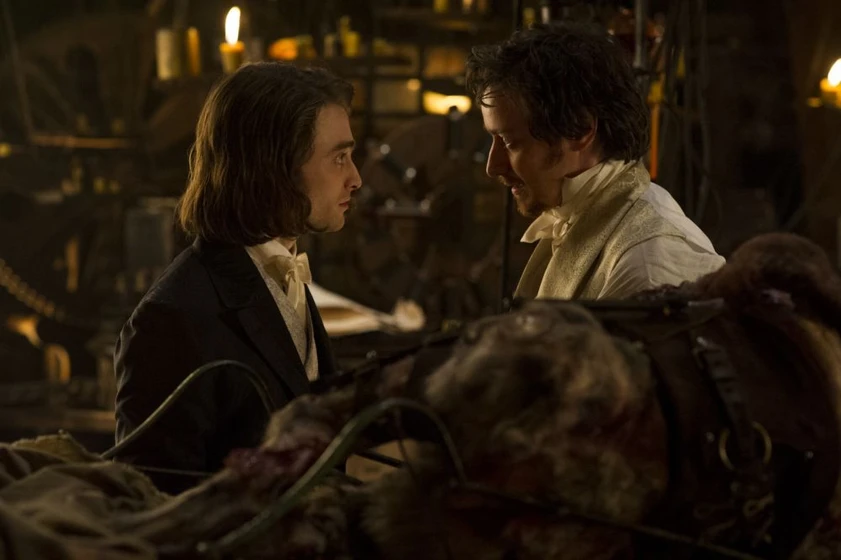 Daniel Radcliffe y James McAvoy en victor-frankenstein