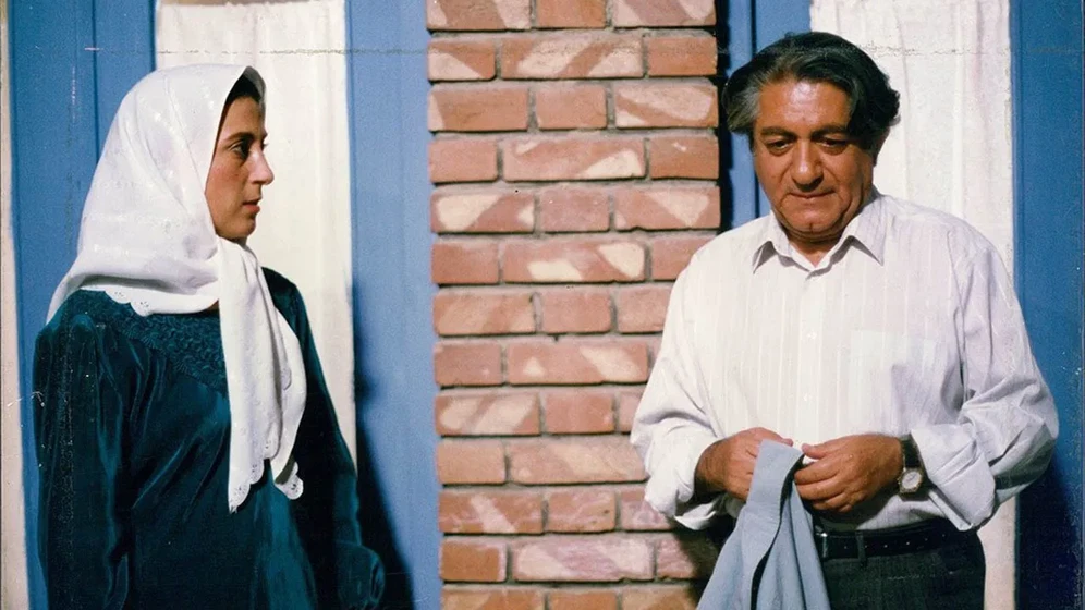 Fatemah Motamed-Aria y Ezzatolah Entezami en the-blue-veiled