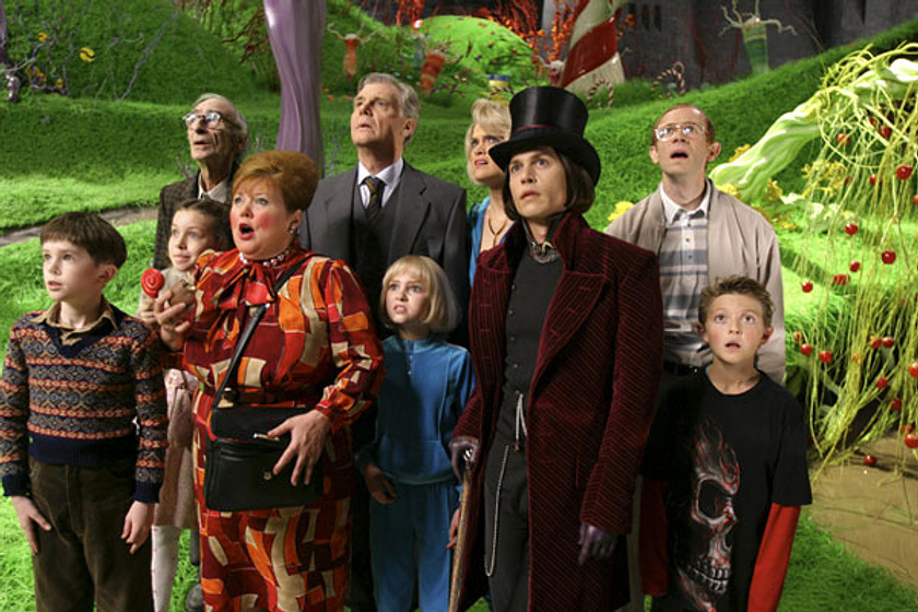 Johnny Depp y Freddie Highmore en Charlie y la fábrica de Chocolate