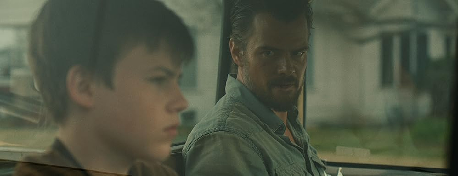 Josh Duhamel y Josh Wiggins en Perdidos en el Sol