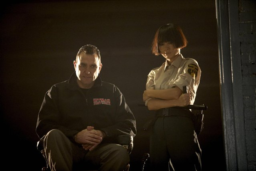 Bai Ling y Vinnie Jones en Locked Down