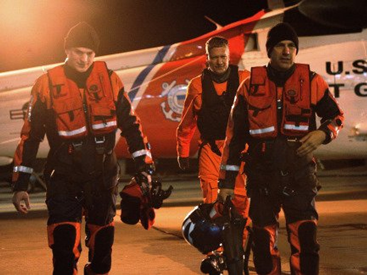 Kevin Costner, Ashton Kutcher y Clancy Brown en Guardianes de Altamar