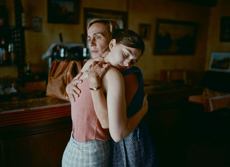 Sandrine Bonnaire y Anamaria Vartolomei en El Acontecimiento