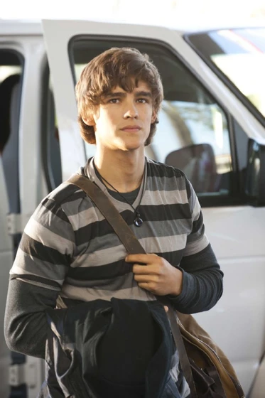 Brenton Thwaites en el-lago-azul-el-despertar