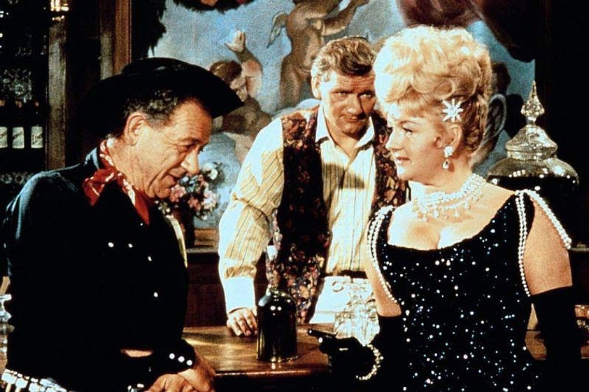 Sidney James y Joan Sims en El Oeste es una Peste