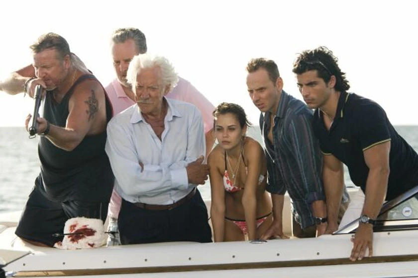 Donald Sutherland y Alexis Dziena en como-locos-a-por-el-oro