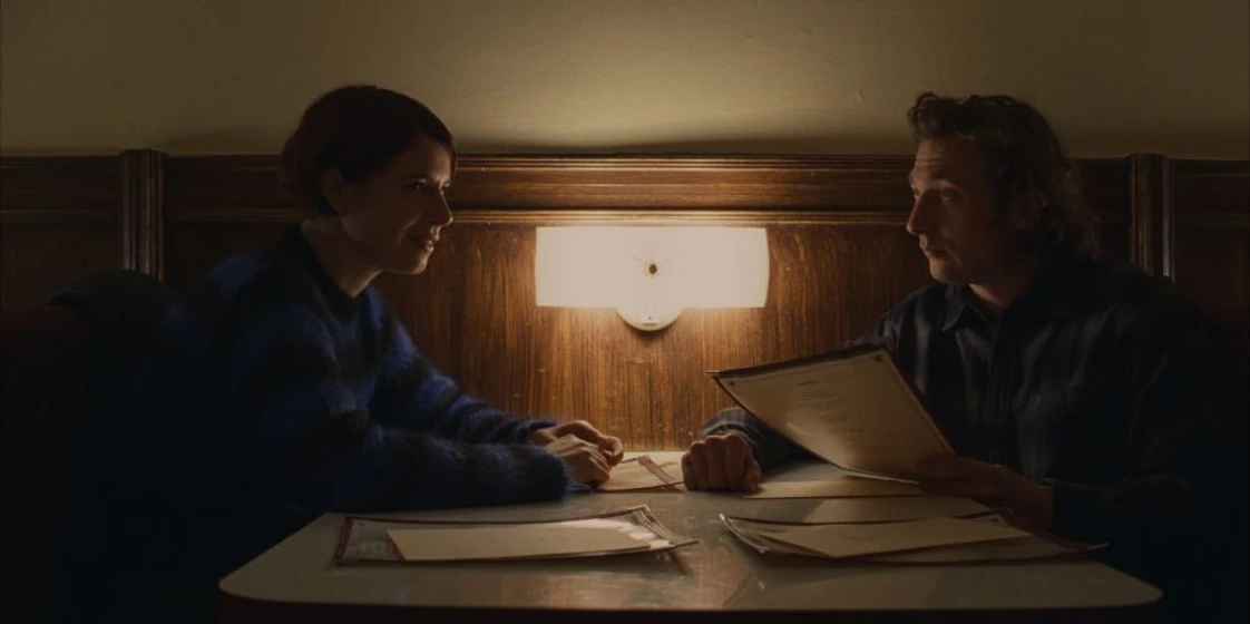 Jeremy Allen White y Jessie Buckley en esto-va-doler