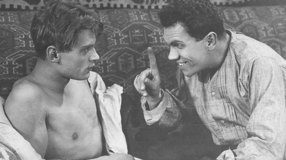 Nikolai Batalov y Vladimir Fogel en cama-y-sofa