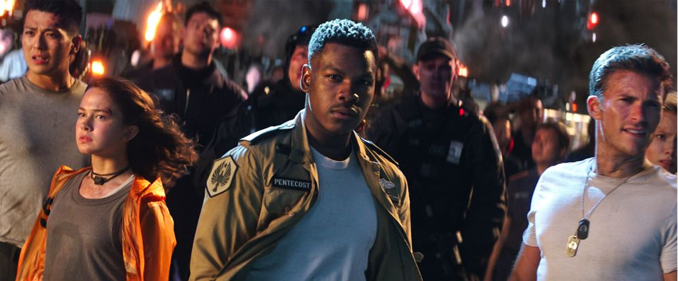 Scott Eastwood, John Boyega y Cailee Spaeny en Pacific Rim: Insurrección