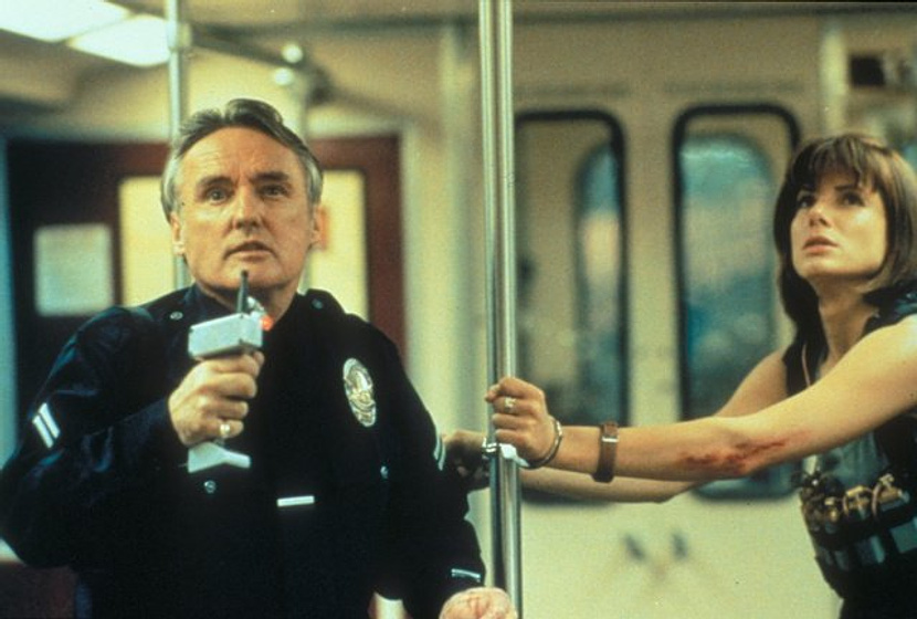 Dennis Hopper y Sandra Bullock en Speed: Máxima Potencia