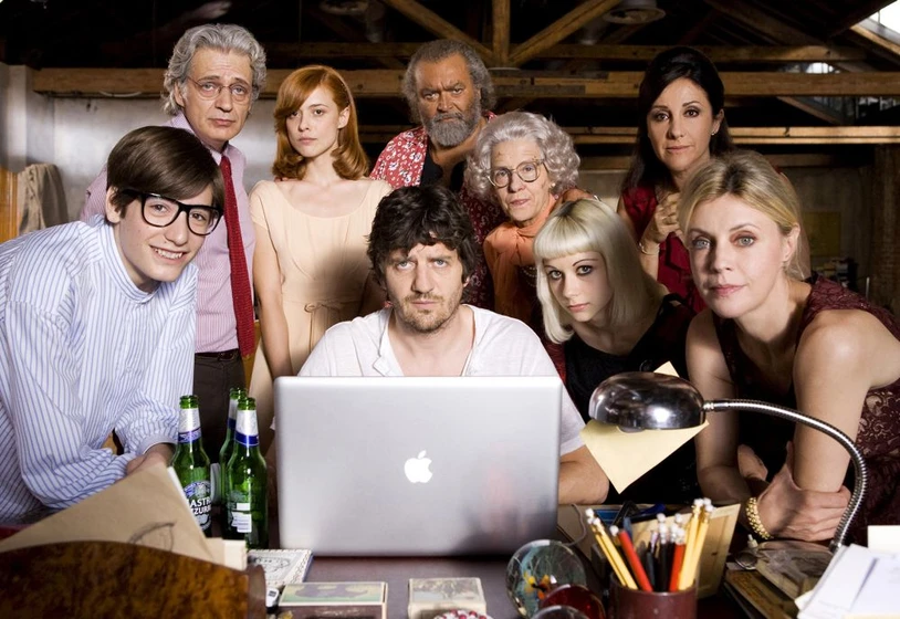Margherita Buy, Diego Abatantuono, Fabio De Luigi, Fabrizio Bentivoglio, Valeria Bilello, Gianmaria Biancuzzi, Alice Croci y Carla Signoris en happy-family