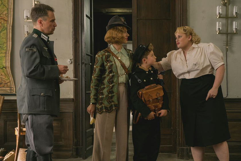 Sam Rockwell, Scarlett Johansson, Rebel Wilson y Roman Griffin Davis en Jojo Rabbit