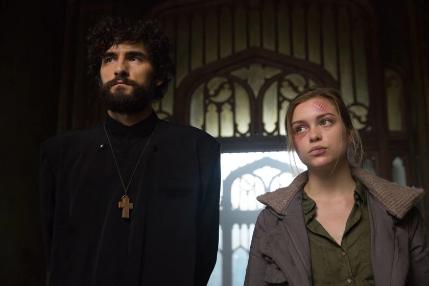 Corneliu Ulici y Sophie Cookson en the-crucifixion
