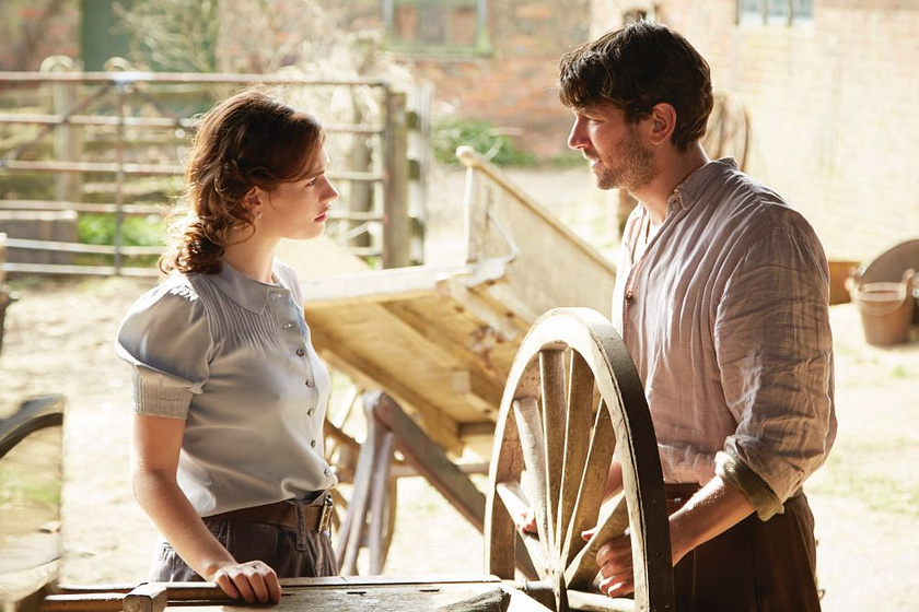 Michiel Huisman y Lily James en La Sociedad Literaria y el pastel de piel de patata