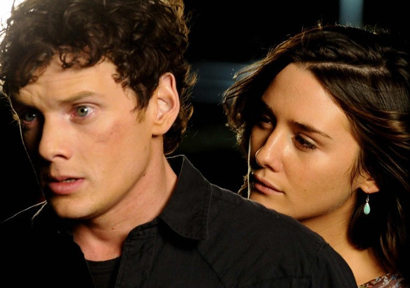 Anton Yelchin y Addison Timlin en Odd Thomas. Cazador de fantasmas
