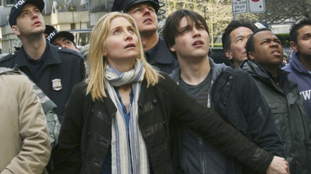 Elizabeth Mitchell y Logan Huffman en v-2009