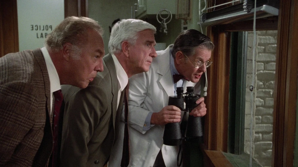 Leslie Nielsen, George Kennedy y Ed Williams en agarralo-como-puedas