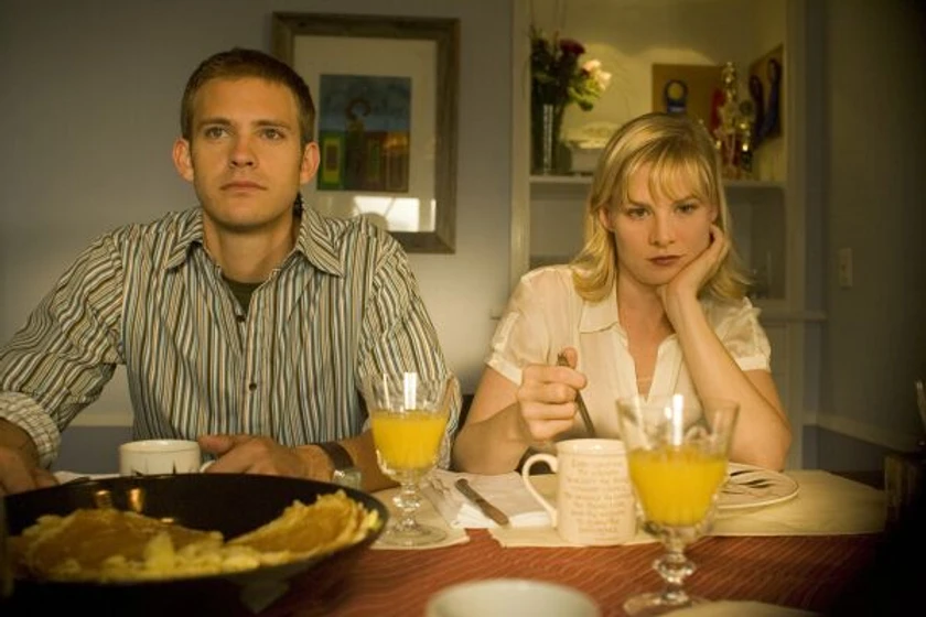 Bryce Johnson y Melinda Page Hamilton en los-perros-dormidos-mienten