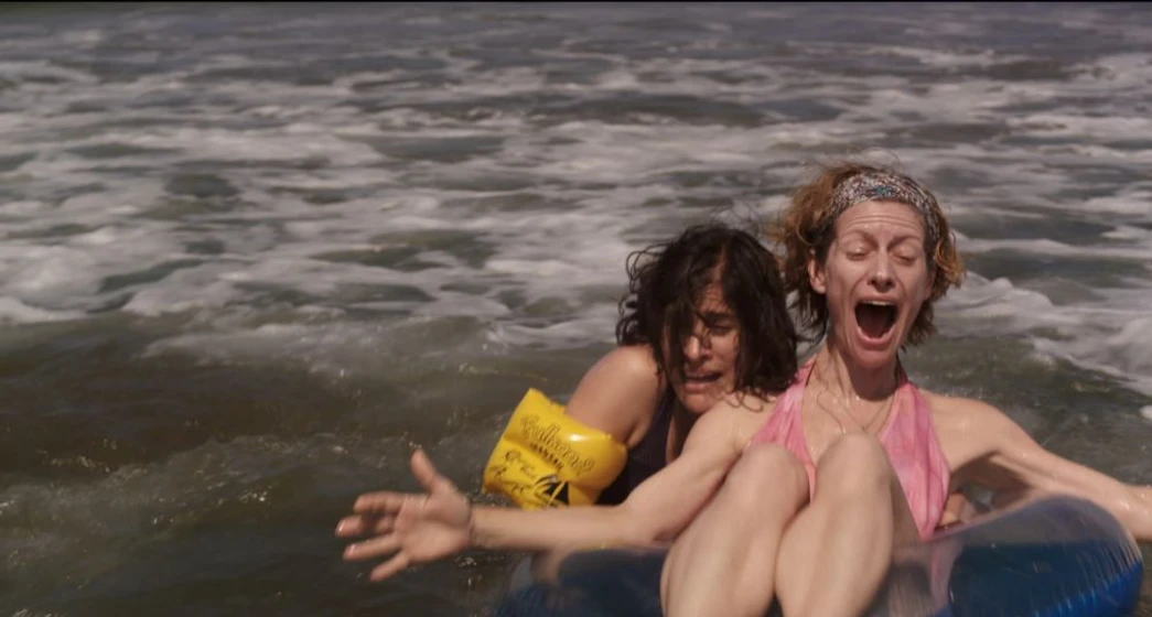 Ximena Ayala y Lisa Owen en los-insolitos-peces-gato