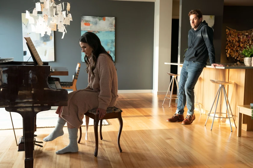 Jordana Brewster y Scott Speedman en la-puerta-del-sotano