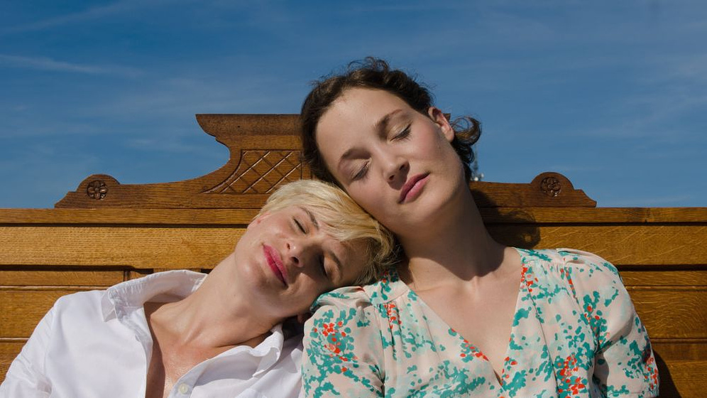 Lena Lauzemis y Vicky Krieps en La Camarera Lynn