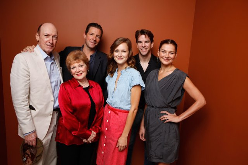 Edward Burns, Ed Lauter, Heather Burns, Anita Gillette, Michael McGlone y Kerry Bishé en The Fitzgerald Family Christmas