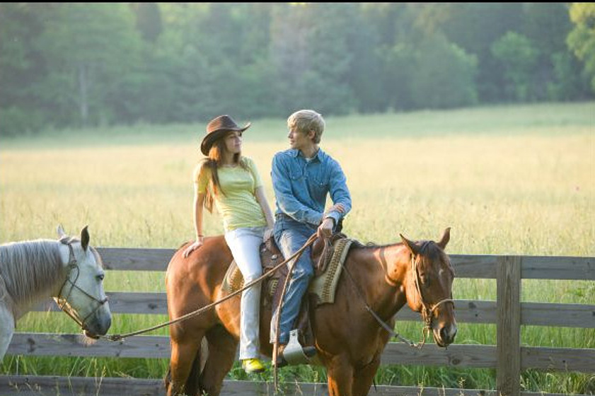 Miley Cyrus y Lucas Till en Hannah Montana. La Película