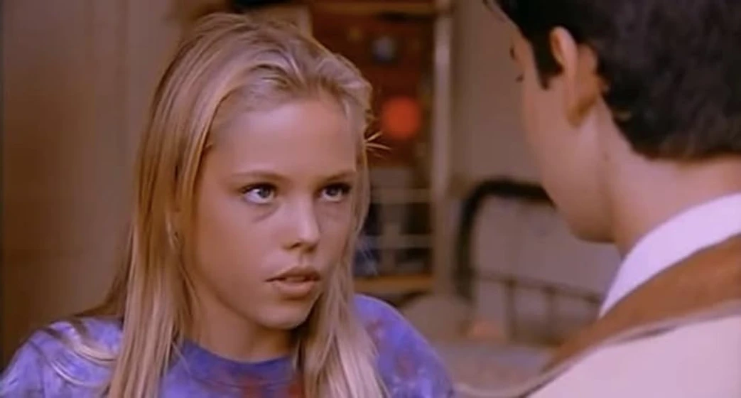 Agnes Bruckner en the-shrunken-city