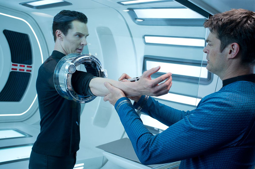 Karl Urban y Benedict Cumberbatch en Star Trek. En la oscuridad