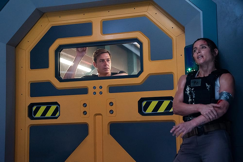 Elsa Pataky y Luke Bracey en interceptor