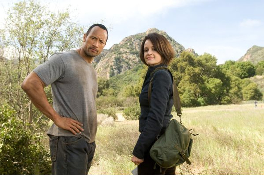 Dwayne Johnson y Carla Gugino en La Montaña Embrujada