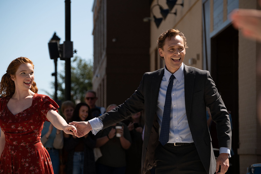 Tom Hiddleston y Annalise Basso en La Vida de Chuck