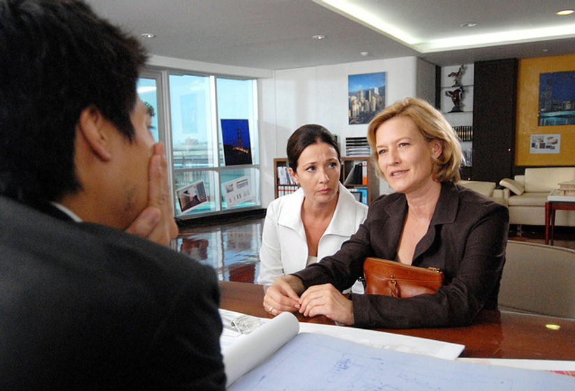 Suzanne von Borsody y Michèle Marian en Cita Misteriosa en Bangkok
