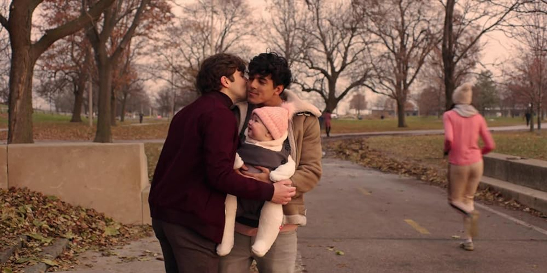 Jake Borelli y Niko Terho en the-thing-about-harry