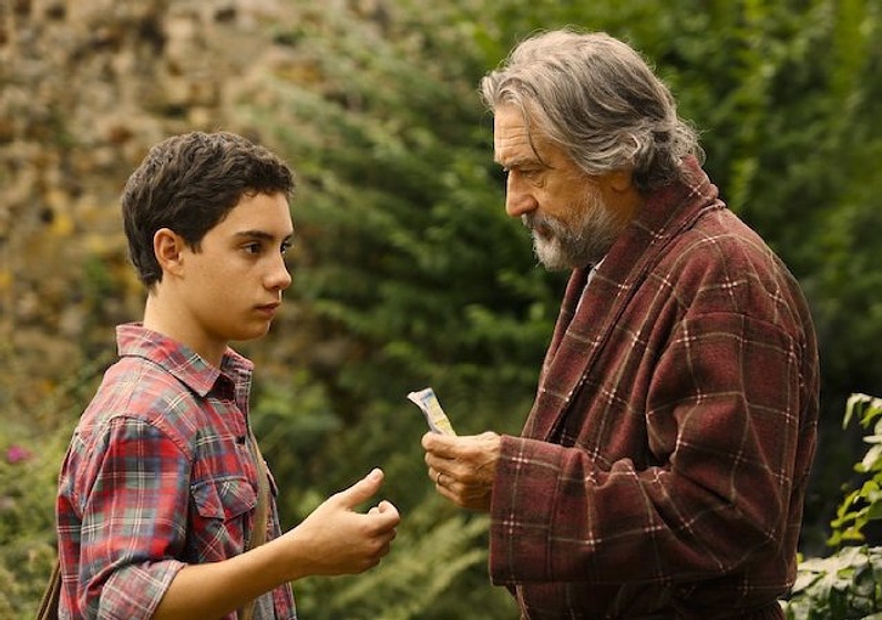 Robert De Niro y John D'Leo en Malavita