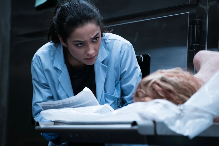 Shay Mitchell en cadaver