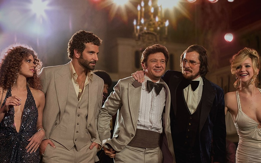 Christian Bale, Bradley Cooper, Amy Adams, Jeremy Renner y Jennifer Lawrence en La Gran Estafa Americana