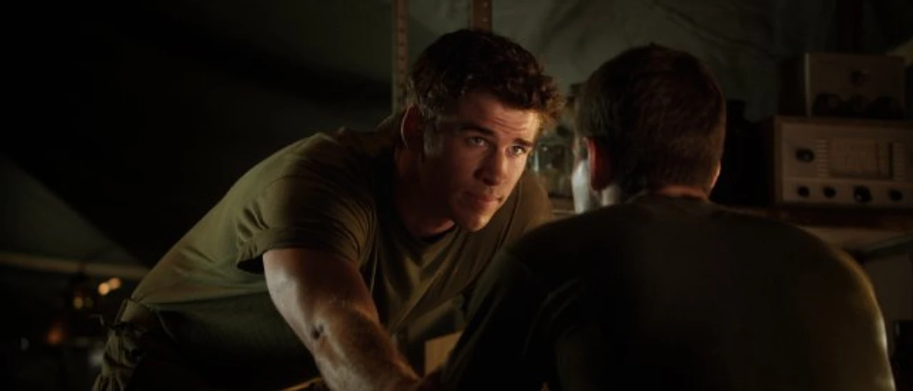 Liam Hemsworth en love-and-honor-2013